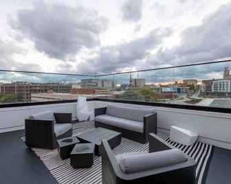 Modern 1BR Apt with Skywalk to Fiserv, Rooftop, and Parking - Milwaukee - Balcony