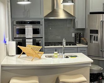 Beautiful 2-bedroom condo with AC and WiFi in lovely Arlington Tx. - Arlington - Kitchen