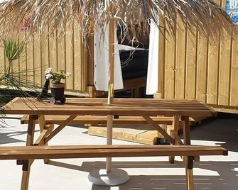 Wooden dwelling, room with view of the sky sleeps 4 - Les Mathes - Patio