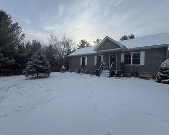 Charming Cottage in Private Lake Community (Pet-Friendly!) - Athens - Building