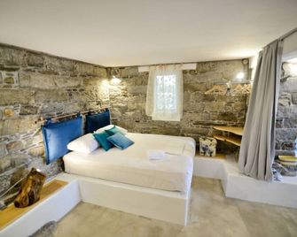 New,uniquely Cozy!waterfront Garden, Steps To Beach: Youtube Vid:enalia Ikaria - Agios Kirykos - Bedroom