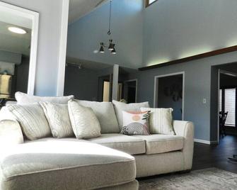Derby House & Indoor Pickleball - Sellersburg - Living room