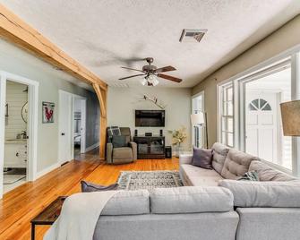 Cozy 3br Cottage | Amazing View, Firepit, Big Yard - Bedford - Wohnzimmer