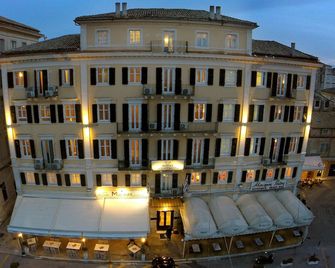 Konstantinoupolis - Корфу - Будівля