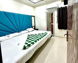 4 Seasons Home Stay - Ujjain - Bedroom
