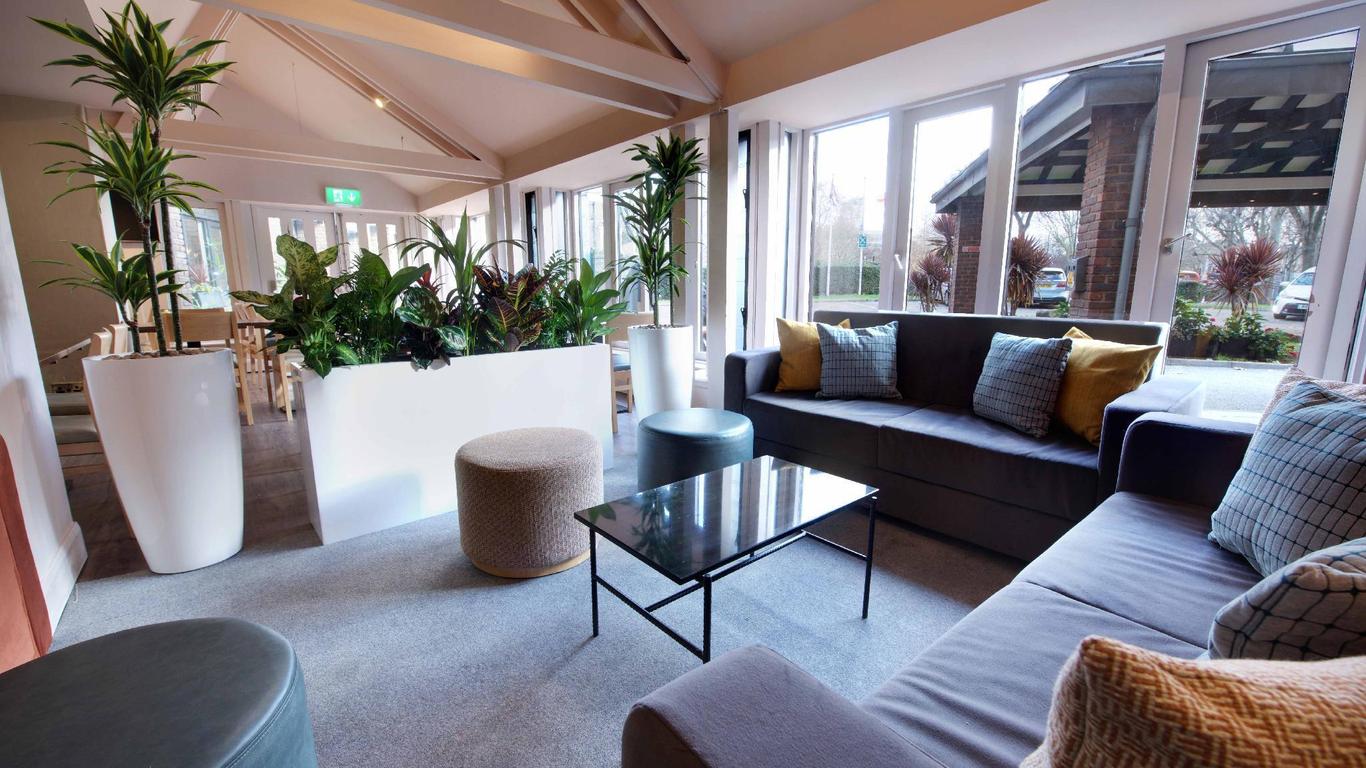 Waterloo Hub Hotel & Suites