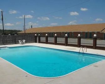 Gate One Inn - Brownwood - Piscina