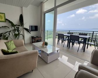 Creole Pearl Self-Catering - Victoria - Living room