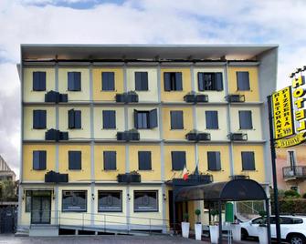 Hotel Ristorante Tre Leoni - Somma Lombardo - Edificio