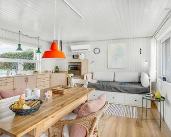 Amazing home in Otterup with house sea view - Otterup - Sala de estar