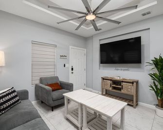 Peaceful & Cozy Hideaway Unit #2 - Edinburg - Living room