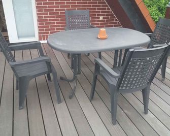 Holiday apartment with terrace and barbecue facilities in the garden - אוזדום - מרפסת