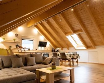 Ferienwohnung Schäffer mit Klimaanlage und Freisitz im Garten - Essing - Wohnzimmer