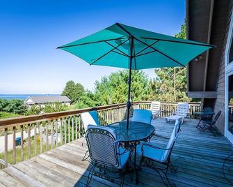 Gone Coastal: A Lake Michigan Beach House - Montague - Balcón