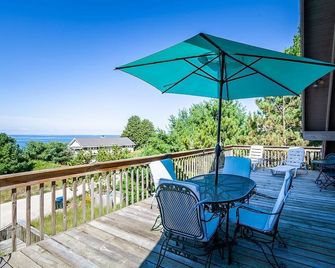 Gone Coastal: A Lake Michigan Beach House - Montague - Balcón
