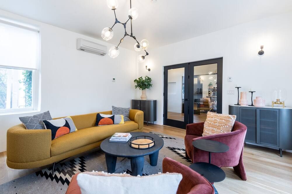 Ella & Mila Suites-Charming 2 bedroom at the Plaza - سانتا في - غرفة معيشة