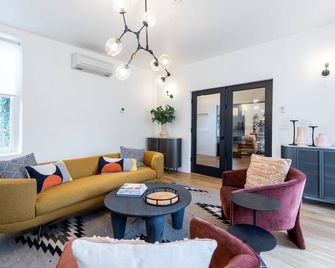 Ella & Mila Suites-Charming 2 bedroom at the Plaza - Santa Fe - Living room