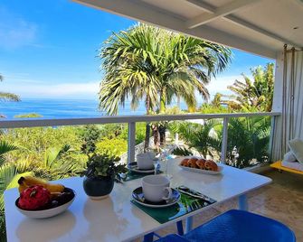 LA BOHEME, résidence de 5 appartements avec piscine, vue océan, Petite Ile - Petite-Ile - Balkong