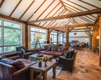 Farm Road Estate - Dover - Living room