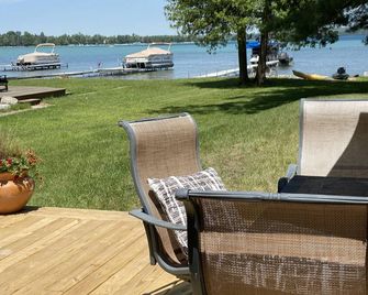 Newly renovated cottage with 55 ft of lake front - Roscommon - Patio