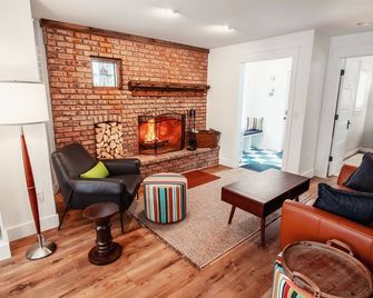 Norwood Farm and Vineyard, Village Guest Cottage - Charlevoix - Living room
