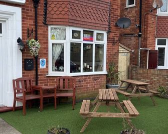 The Singlecote Hotel - Skegness - Patio