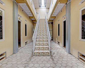 OYO Life 93034 Ayri Home - Salatiga - Stairs