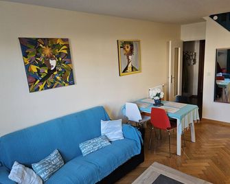 T2 duplex in the historic center. - Saint-Jean-de-Luz - Living room