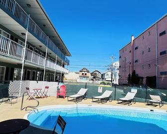 سي جيم موتل آند أبارتمنتس - سياسيدي هايتس - حوض السباحة