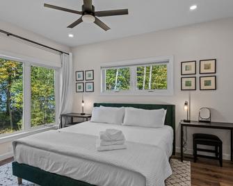 Lake MI 8br With Private Beach + Hot Tub - Arcadia - Habitación