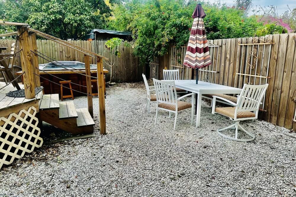 Historic Ybor City 1 Bedroom 'Golden Hen' with HUGE hot tub! - تامبا - شرفة مرصوفة