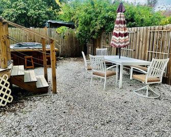 Historic Ybor City 1 Bedroom 'Golden Hen' with HUGE hot tub! - Tampa - Patio