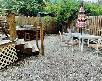 Historic Ybor City 1 Bedroom 'Golden Hen' with HUGE hot tub! - Tampa - Serambi