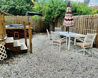 Historic Ybor City 1 Bedroom 'Golden Hen' with HUGE hot tub! - تامبا - شرفة مرصوفة