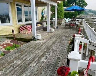 Beautiful Waterfront Sunset Beach House Oasis Walk to Village Beaches 1hr NYC - Northport - Patio
