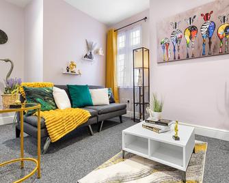2-bedroom apartment featuring a king-size bed in London UK - Barnet - Living room