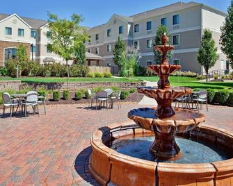 Pool & Gym. Your Next Trip! - O'Fallon - Patio