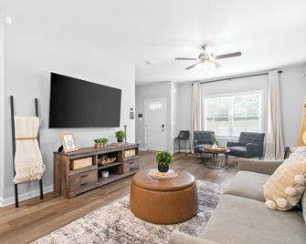 One-Of-A-Kind Smart, Cookie Themed Home For Up to 6 - Clarksville - Oturma odası