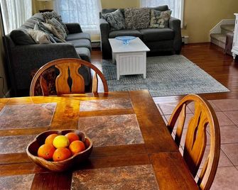 Charming 3B/R Cottage on Malletts Bay - Colchester - Dining room