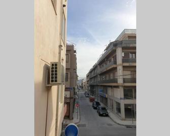 central studio very close to the port of Volos - Волос - Їдальня