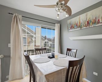 Cozy Vaulted Penthouse. Balcony + Workspace. - Elgin - Dining room