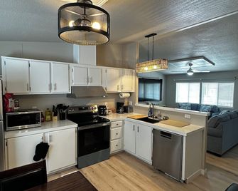 Home away from Home - West Wendover - Kitchen