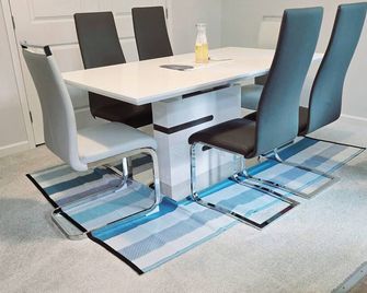 The spacious loft apartment 3/2 kingbed with stairs, pool and Grill sleeps 7. - 格林斯伯勒 - 餐廳