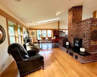 Spacious HS w/Sauna-Game RM-Wifi-Basket Ball Walk to Beach! Gated- Private! - Port Orford - Sala de estar