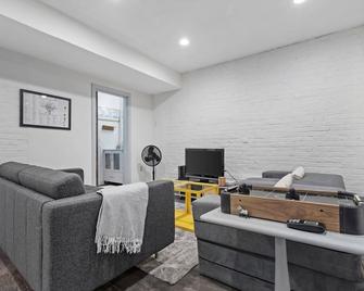 Cheery Flat in Adams Morgan - Mt Pleasant - Washington, D.C. - Living room