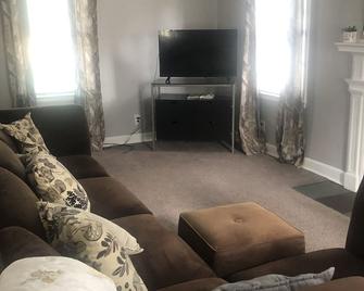 Cozy Warm 82 Year Old Colonel Home With Private Rooms - Detroit - Sala de estar