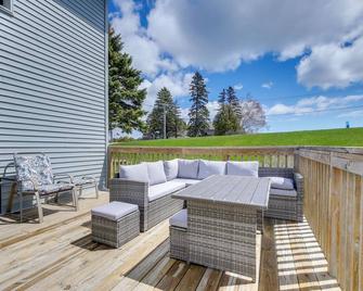 Walk to Beach Home with Game Room and Yard in Algoma! - Algoma - Balcón