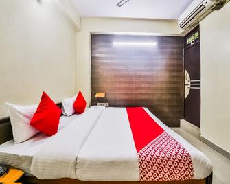 OYO 46484 Hotel Shri Vaidehi - Kota - Schlafzimmer