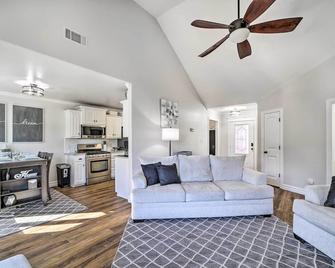 Claremore Getaway about 2 Mi to Historic District - Claremore - Living room