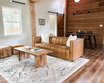 Serene Lakeside Forest Cabin - Nashville - Living room